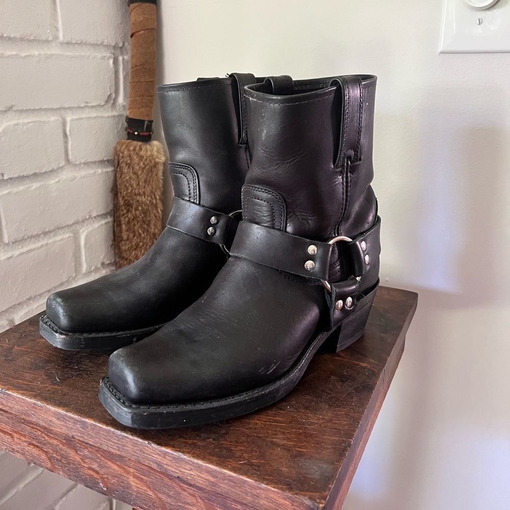 Woman’s Frye Harness Boots Black Leather 8R used nicely broken in.